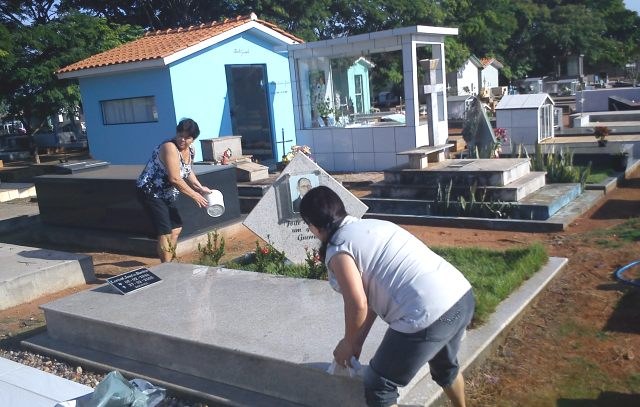 Túmulos recebem “faxina” e comércio já monta barracas em frente a cemitério