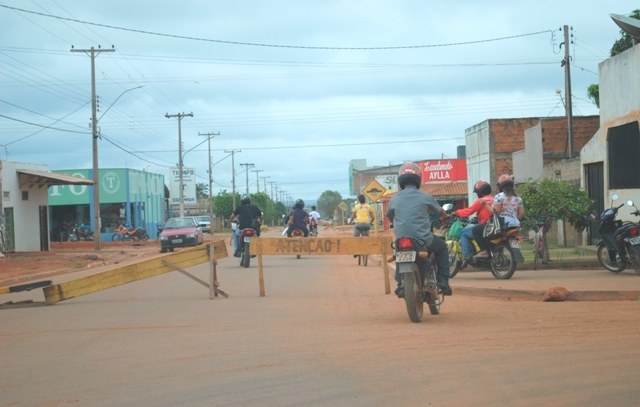 Vilheneses não respeitam ruas interditadas; prática é comum em toda a cidade
