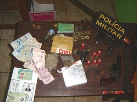 PM APREENDE 1,30 KG DE MACONHA E 3 ARMAS