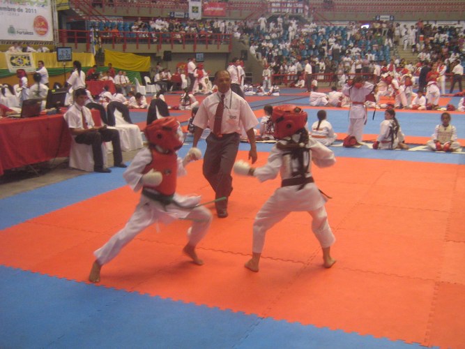 Aos 8 anos, Rhayssa Sastre é campeã brasileira de karatê em Fortaleza