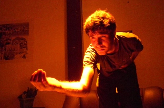 Grupo apresenta peça teatral com adaptações de Drummond e outros poetas