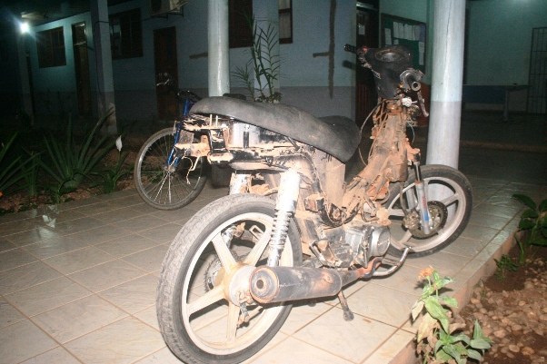 Três da mesma família roubam e “depenam” moto, mas acabam presos