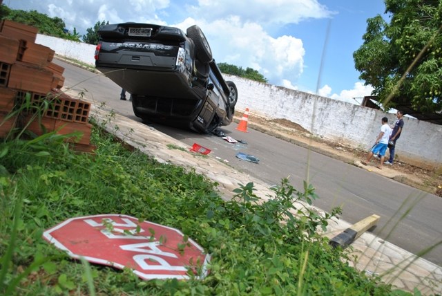 Picape bate em veículo e capota no 5º Bec