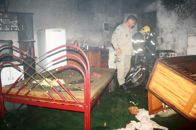 Homem de 44 anos incendeia a própria casa e sofre queimaduras graves