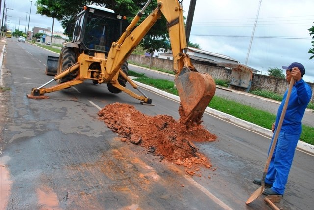 Tubulação rompida deixa tráfego interrompido na principal avenida de Vilhena