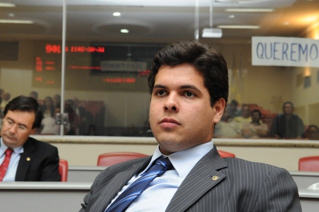 Deputado repete o pai e tem casa invadida por agentes da Polícia Federal