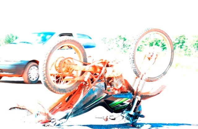 Choque entre motos deixa condutor com fratura no braço na BR 174 em Vilhena