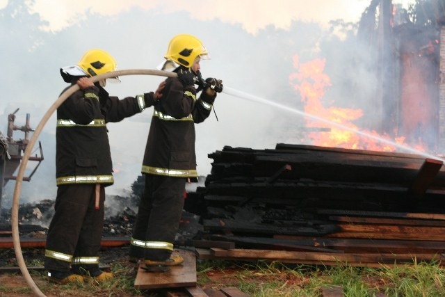 Incêndio destrói fábrica de móveis no 5º Bec