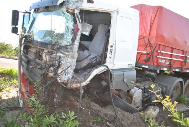 Três carretas se envolvem em acidente no São Lourenço, a 55 km de Vilhena