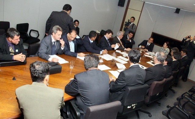 Cercado de deputados e senadores, Rover propõe gastar R$ 14,4 milhões na saúde