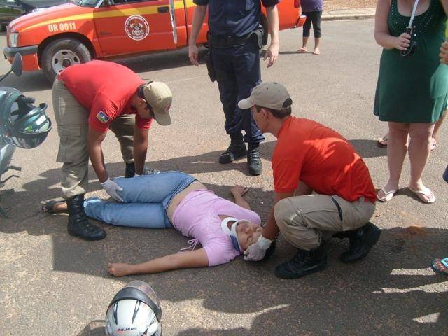 MULHER GRÁVIDA SOFRE ACIDENTE DE MOTO NO CENTRO