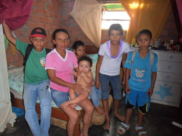 Mulher com cinco filhos num cômodo de fundos fica sem casa da Cohab
