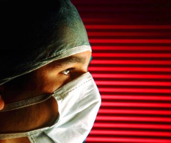 MÉDICO ESQUECE COMPRESSA NO ABDÔMEN DE PACIENTE