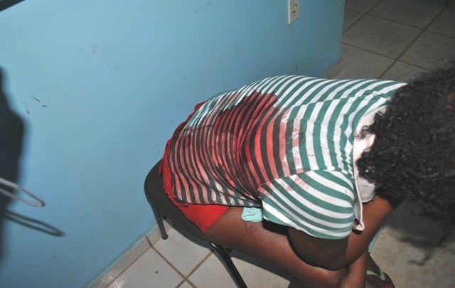 Homem corta mulher com caco de vidro e justifica: “Não era para sair de casa”