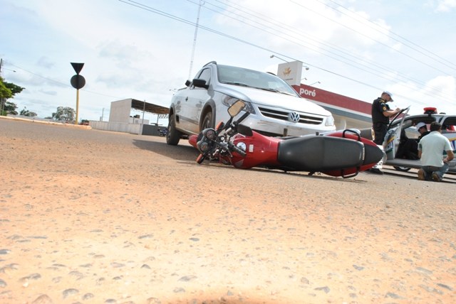 Acidente na rotatória proxima a Guaporé Máquinas deixa motoqueiro ferido