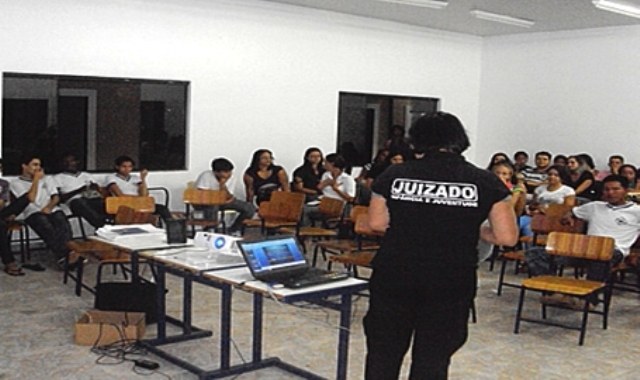 Palestra de comissariado em escolas do Cone Sul alerta sobre violência