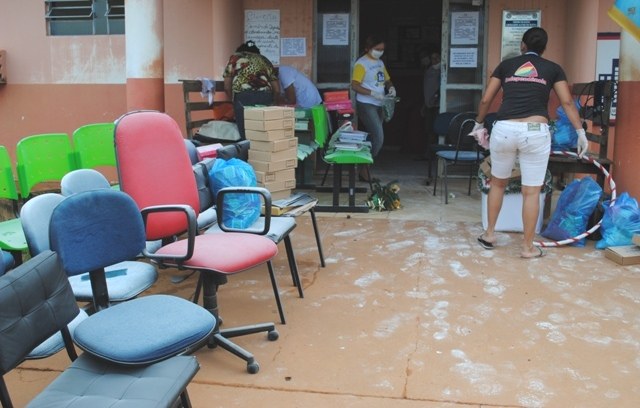 Começa o trabalho de limpeza do centro de saúde depredado por vândalos