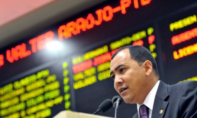 Liberado pelo STJ, Valter Araújo quer reassumir presidência da Assembleia