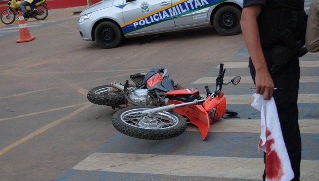 Motoqueiro avança sinal vermelho, bate em carro e vai para no hospital
