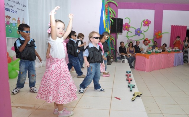 Escola municipal realiza formatura de pré-escolar e emociona professores