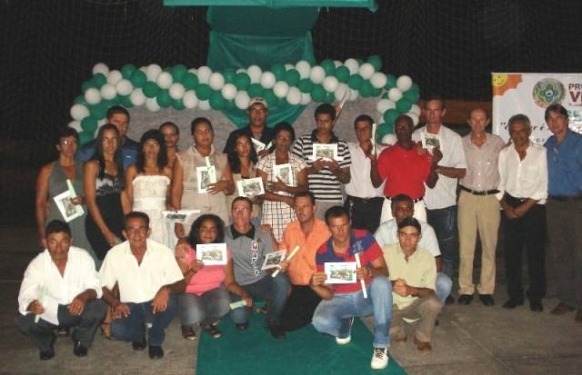 Escola rural implantada a pedido dos próprios alunos forma turma de adultos