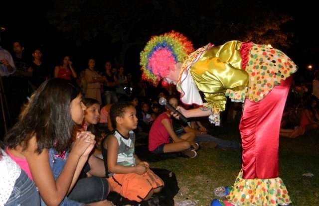 Grupo de teatro invade praça levando performances e música ao vivo