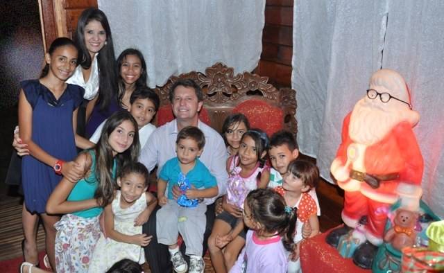 Prefeito e primeira-dama inauguram Casa de Papai Noel em Vilhena