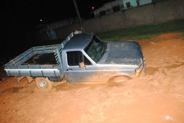 Picape atola em trecho de avenida em obras; serviço lento irrita moradores