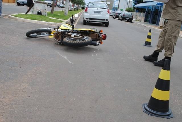 Motociclista acerta traseira de veículo na Major