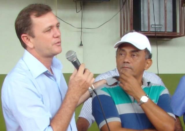Deputado Luizinho Goebel anuncia ônibus para Apae de Vilhena