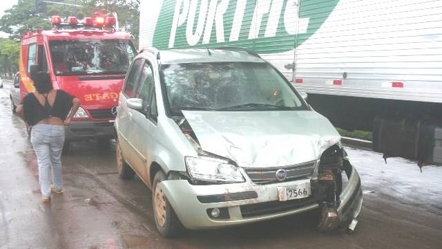 Desrespeito a sinalização causa acidente, mobilizando polícia e Bombeiros