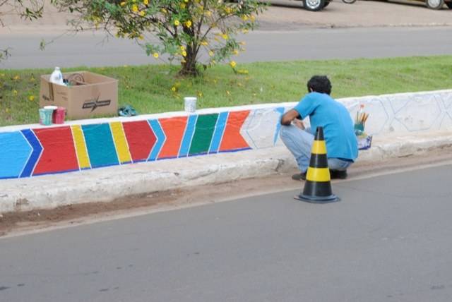 Desempregado, artista vilhenense pinta trecho de avenida para mostrar trabalho