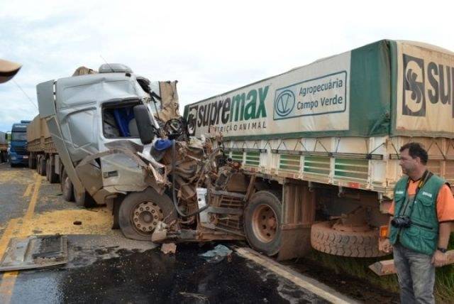Acidente envolvendo sete caminhões na BR 364 deixa uma vitima fatal