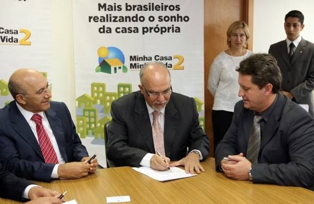 Em Brasília, Rover assina termo para construir mais 200 casas populares