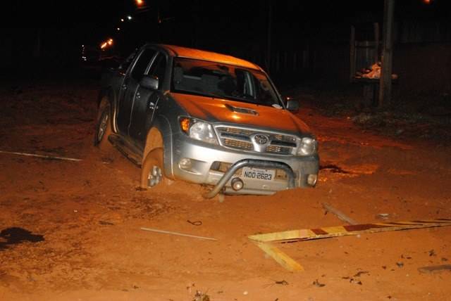 Nem tatu passa: até caminhões atolam em avenida escavada para obras