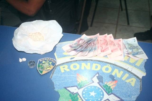 Polícia flagra jovem usuário, que entrega dona de “boca”; mulher tem 22 anos