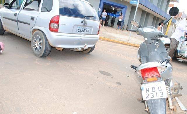 Motorista freia para pedestre passar na faixa e tem carro atingido por moto