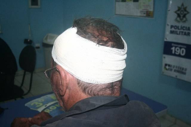 Homem espanca idoso, vai preso, mas mesmo algemado, foge da delegacia