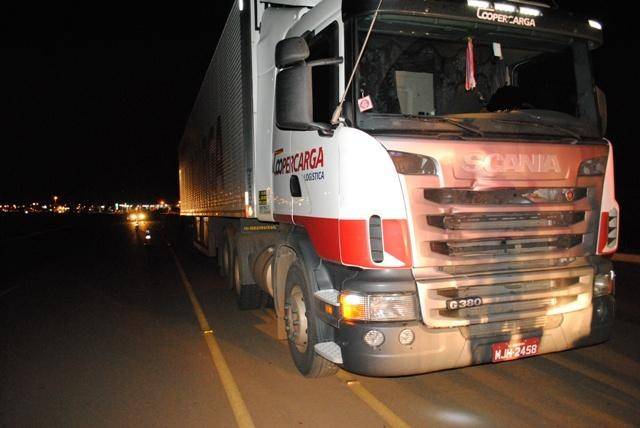 Pedestre é atropelado por carreta na BR 364 e morre no hospital