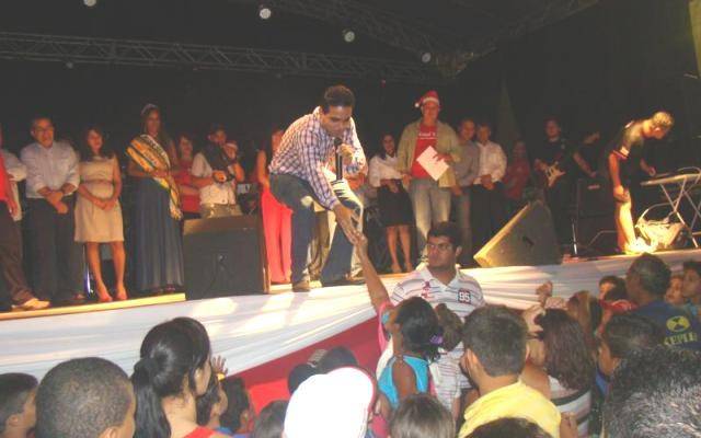 Após metáfora com nota de R$ 100, vice-prefeito “salva” natal de família carente