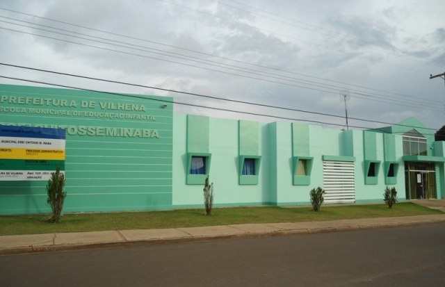 Vilhenenses dormem em porta de escola para garantir matrícula dos filhos