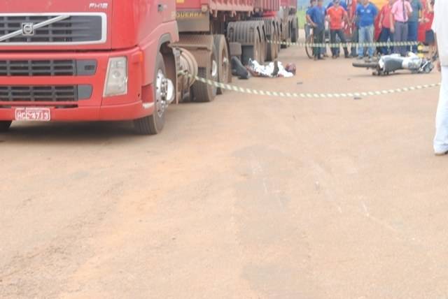 Rapaz de 26 anos bate em carreta parada e morre em Vilhena; veja fotos do local