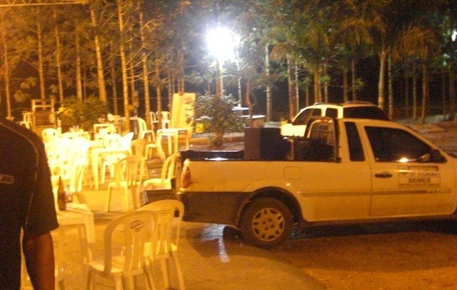 Internauta fotografa carros oficiais da Prefeitura durante festa em chácara