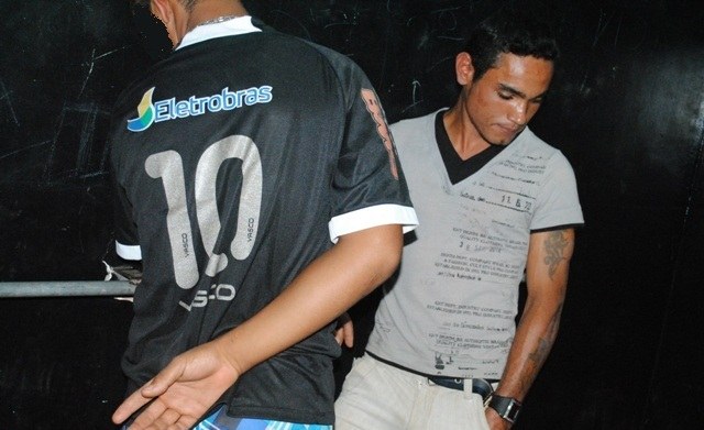 Jovem e adolescente em fuga com ônibus roubado quase atropelam policial