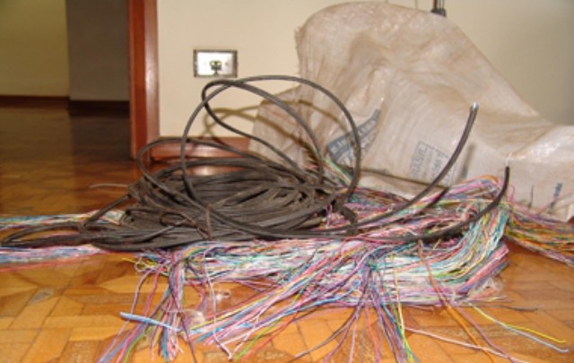 Dois jovens são presos após roubar fios elétricos do Senai em Vilhena