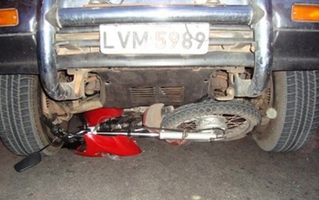 Homem pula de moto para não morrer atropelado após cobrar dívida de mulher