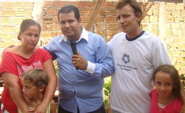 Através de campanha, apresentador de TV doa casa nova a família sem-teto