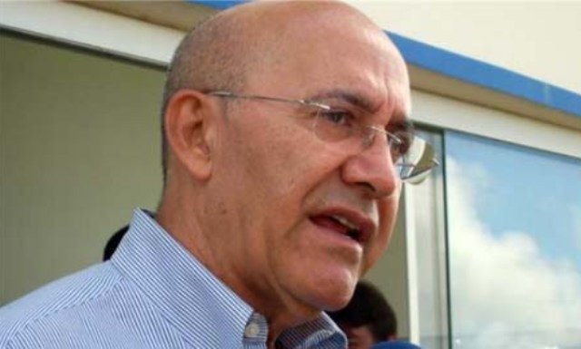 “Política não conserta malandro”, diz governador Confúcio Moura em blog