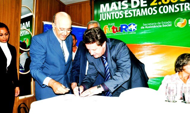 Rover assina convênio para a construção de mais 200 casas populares em Vilhena