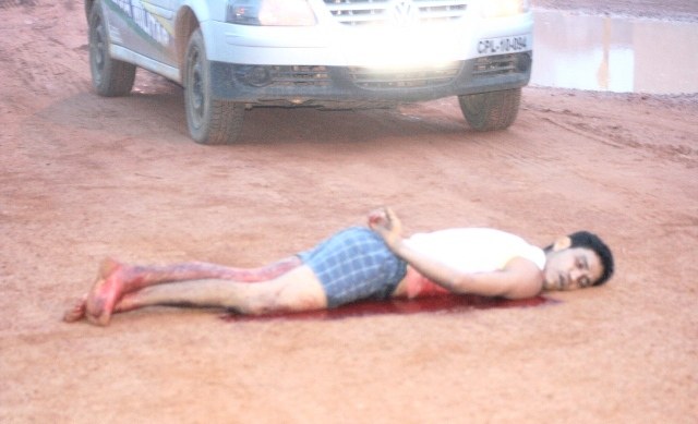 Jovem é morto com 8 facadas; principal suspeito não aparece em casa há dois dias